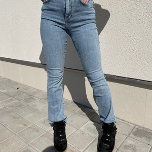 Blå bootcut/flare jeans - Knappt använda så är i bra skick, frakt tillkommer
