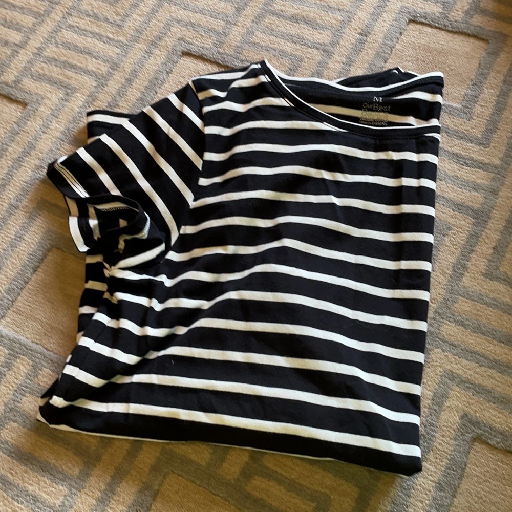 Kortärmad tröja från Kappahl. Knappt använd då det var fel storlek, superfint skick. T-shirts.