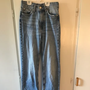 Hm jeans med slits  - Supersnygga jeans från HM som är högmidjade med bredare byxben samt slits vid slutet. Knappt använda då de inte längre passar.