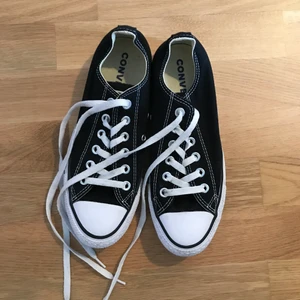 Converse svarta låga - Super trendiga just nu och tidlös klassiker. Använda endast 1 gång. Strl 37,5 