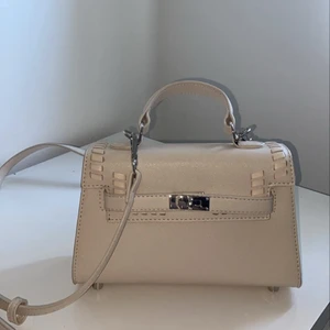 Väska - Nypris 299 säljer för 200, aldrig använd, superbra skick