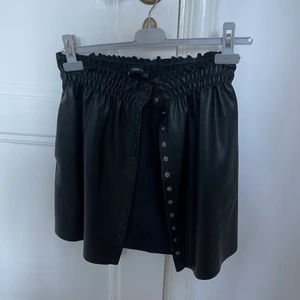 Skinn kjol - ZARA - Säljer denna fina skinn kjolen från zara då jag aldrig använt den😩⚡️Vid intresse skickar jag gärna mer bilder och kjolen sitter som en smäck!!!⚡️⚡️Storlek S och stretchig!⚡️köpt för 400kr, mitt pris 220kr inklusive frakt!!💰💰