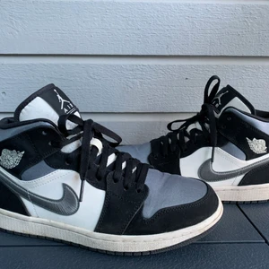 Air jordans mid 1 - Intressekoll på mina jordans. Snyggaste och mest användbara färgkombinationen! Väääldigt sparsamt använda, så gott som nya! Kommer självklart rengöra och putsa upp vid försäljning. Strl 41 men passar mig som har 39/40. Skriv och buda vid intresse! Bud från 900, direktköp för 1400kr 🧡🤗