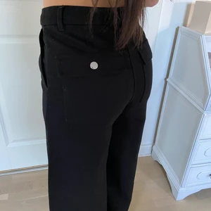 Svarta kostymbyxor - Svarta kostymbyxor i tjockare material från Weekday i vidare modell. Väl använda men fortfarande i bra skick. Storlek S. Skriv privat från 80 kr❤️💗💖