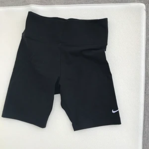 Cykelbyxor Nike - Ett par knappt använda cykelbyxor från Nike i storlek M. Säljer då de inte kommer till användning. Materialet är vanligt svart stretchtyg och resåren i midjan sitter åt men är också stretchig. Byxorna på sista bilderna är snarlika men inte samma modell. Skulle säga att de är mindre än en vanlig M så passar bra för en lite större S. Skickar paketet gratis. Skriv om du har frågor💕