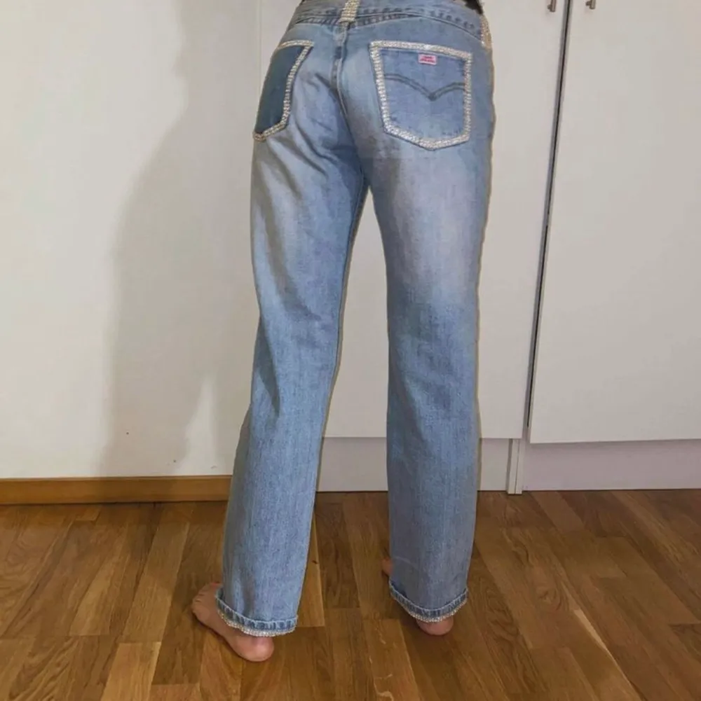 Säljer vidare dessa fina jeans jag köpte på tise. Var tyvärr för små för mig.. Jeans & Byxor.