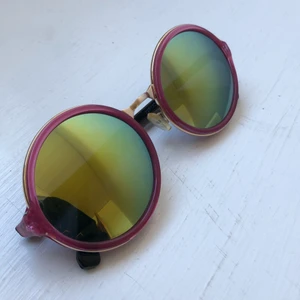 Coola solglasögon  - Supercoola solglasögon! Helt ok skick, smått repiga men inget som märks eller syns vid användning. Priset är inkl frakt.