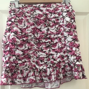 Blommig kjol i strl M - En jätte snygg kjol som tyvärr är för stor för mig därav bilder från hemsidan. Plagget är aldrig använt!😊För mer info skriv privat!