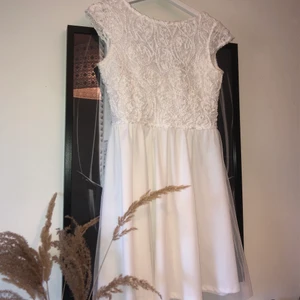 Klänning  - Säljer min super fina kläning! Perfekt till student, skolavslutning, konfirmation osv. Min är endast använd 1 gång under min konfirmation. Säljs pågrund av att den inte kommer till användning. Super fint skick!!🤍🤍