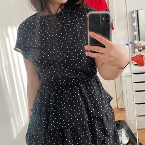 Volangklänning  - Fin prickig volangklänning från Gina Tricot