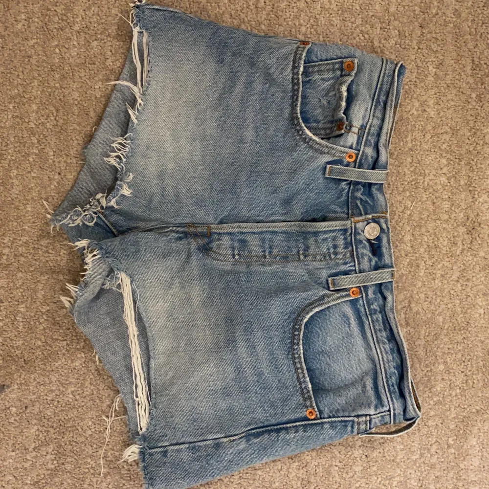 sååå snygga levis jeans shorts perfekt till sommaren! säljes då de inte längre kommer till användning:( storleken W26 men passar en med storlek XS S eller M. Shorts.