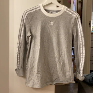 Adidas tröja  - Säljer min gråa adidaströja. Strl. S. Aldrig använd. Katt finns i hemmet. Köparen står för frakt 