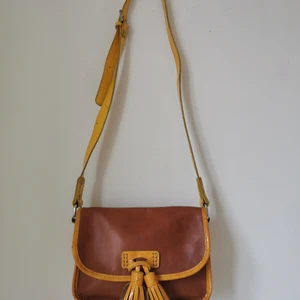 Mellow yellow Bag  - Good overall shape. Leather and plastic. Pick up at aspudden 