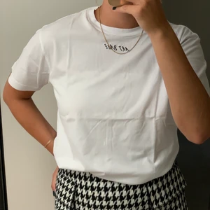 T-shirt - T-shirt med text🤍