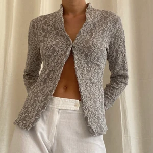 Unik kofta - Säljer denna så fina och unika koftan🤍 väldigt fint skick!