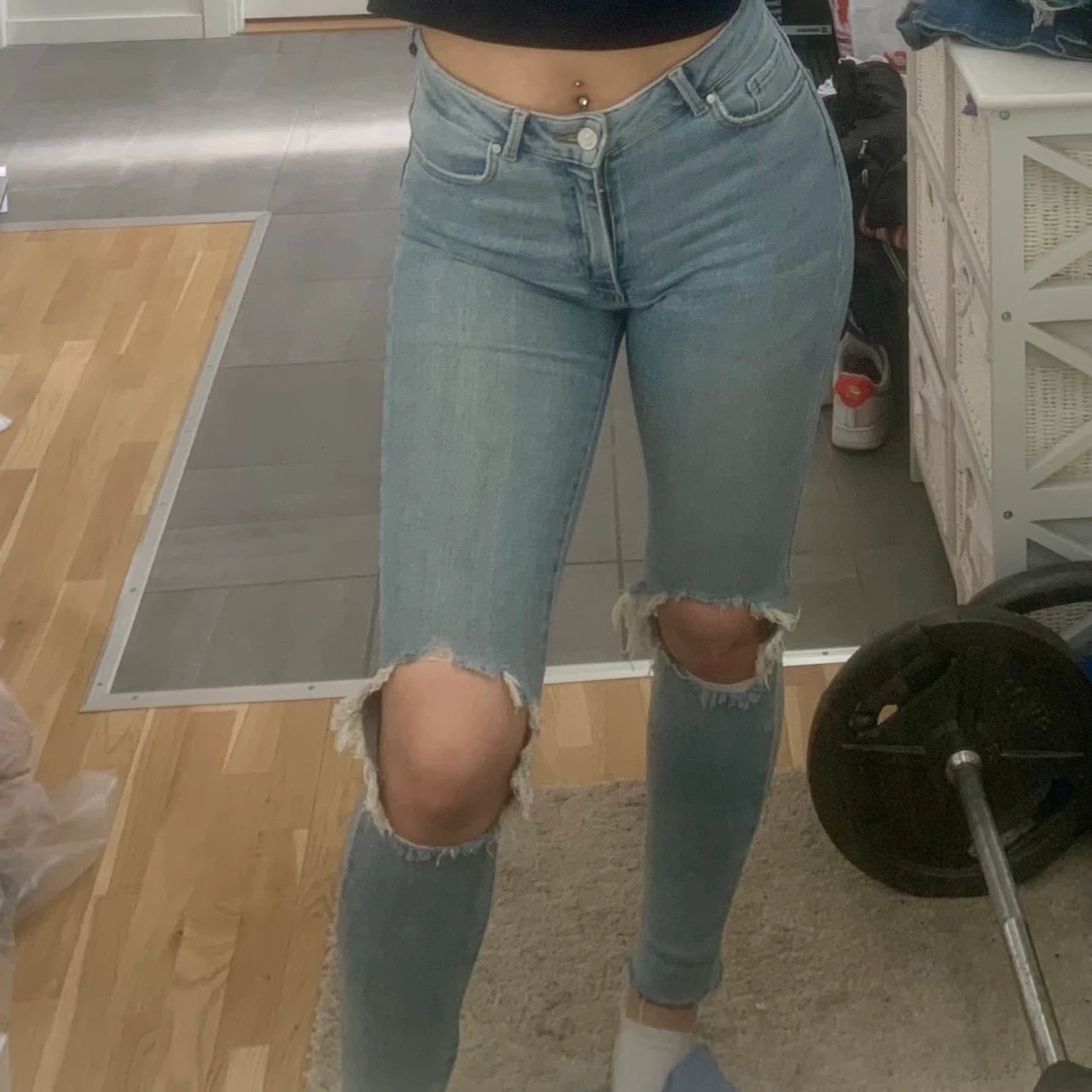 Jeans med hål på knäna storlek M - 90