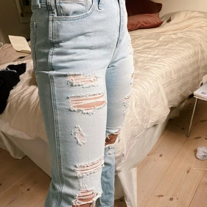 Boyfriend jeans från Hollister - Jeans från Hollieter i skitbra skick! I boyfriends modell, med slitningar/hål längs benen. De är en somrig ljus tvätt och är sjukt mjuka att ha på sig.