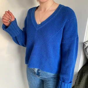 Stickad tröja från Lindex - Säljer en koboltblå stickad tröja från Lindex i storlek L. Något over sized på mig som normalt när storlek S. Använd ett fåtal gånger.