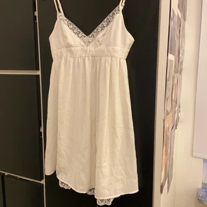 Vit somrig klänning - Superfin klänning som jag tvingas sälja då den inte passar mig tyvärr 💕 storlek s men är lite liten i storleken. 💛 Hör av dig vid frågor 💛 spårbar frakt 66kr