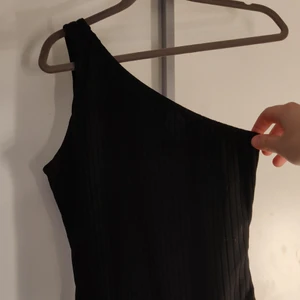 One-shoulder body - Super snygg och bekväm Body med one-shoulder detalj i storlek S. Tyget är ribbat. Aldrig använd, lapparna finns kvar! Köpare står för frakt. 🥰