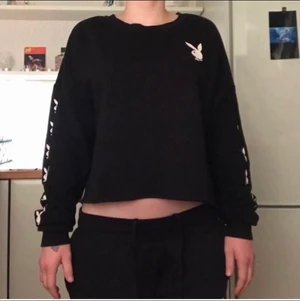 Playboy kofta  - Köptes i Malta. PASSAR XS-M. Den e lite längre där bak. Har dragit ett streck hur lång den e