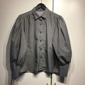 Vintage skjorta med stora puff armar🖤🤍🖤 står ingen storlek men passar en S/M! 250kr + frakt