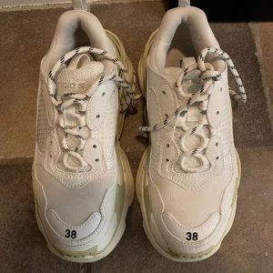 Balenciaga triple s - Knappt använda, ser helt nya ut. Har kvar allt som orginal box, dustbag, extra skosnören osv osv. Pris kan diskuteras 