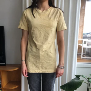 Gul lång T-shirt  - Nyskick jättefin tröja från Gina tricot! Toppenskick, köpare står för frakt💕💕