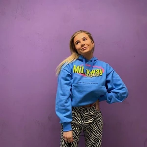 Milkyway hoodie - *två första bilderna är lånade* säljer denna perfekta hoodie som passar året runt!✨ Super skön och oversized, älskar färgerna!! Säljer då jag har en liknande så denna kommer ej till användning💕 köparen står för frakten