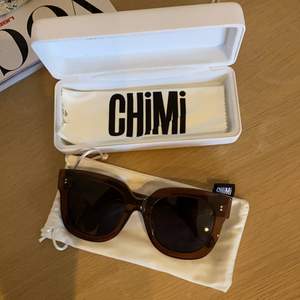 Jättesnygga chimi solglasögon. I modellen #008 och färgen Coco. Aldrig använda endast testade. Buda
