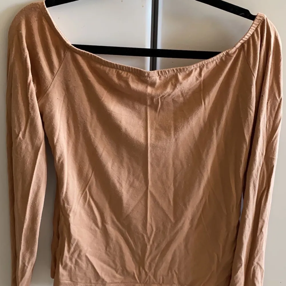En fin off shoulder tröja i en mörkare beige färg från nelly, väldigt fint skick då den inte använts så många gånger.. Tröjor & Koftor.