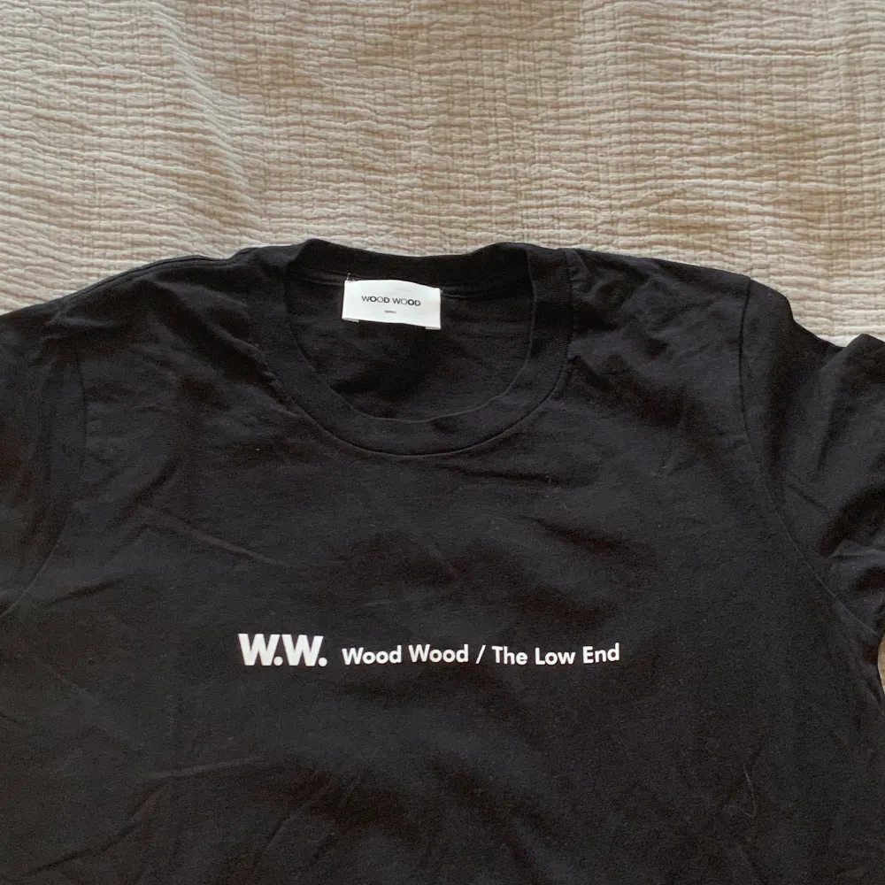 Säljer denna t shirt från Wood Wood i storlek small. Använd 2 gånger. Nypris ca 500 kr säljer för 200. Mycket bra skick! Kan mötas upp i Stockholm men även skicka, köparen står för sändelseavgiften!. T-shirts.