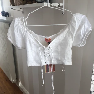 Sommar topp - Aldrig använd endast testad! Toppen är i stl XS men är väldigt liten i stl så skulle säga att den passar stl XXS bättre. Den är helt ny med prislappar kvar!💛 Toppen är väldigt cropped