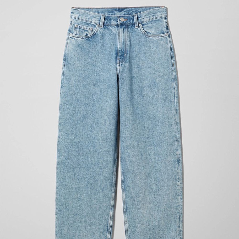 Säljer dessa jeans från Weekday. Endast använda en gång. Buda gärna privat!. Jeans & Byxor.