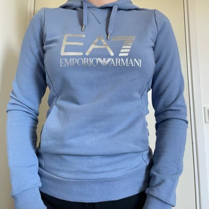 Armani (EA7) hoodie, storlek S - Ej använd, så den är i bra skick! Ingen returrätt, betals via Swish, fri frakt. Jag står inte för leverans fel! Budgivning sker via Dm eller kommentarer. Nypris: 900kr 