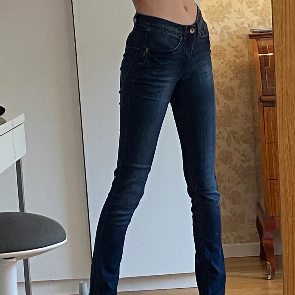 Superfina low waisted jeans i storlek W24 L32. De är köpta secondhand men är i mycket bra skick! Säljer då de blivit lite för små för mig:/. Jeans & Byxor.