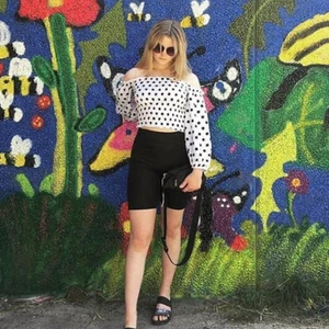 Prickig topp  - Säljer denna superfina sommartopp pga. Garderobrensing❤️ Man kan ha den både of schoulder och på axlarna! Är i storlek S, men är väldigt stretchig så passar också M och L💗