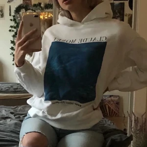 Pull & Bear hoodie - Supersnygg Pull & Bear hoodie med ett Monet tryck!☺️