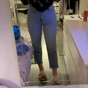 Jeans med slit på baksidan - Jättesnygga jeans med en slit på baksidan av låret och raw hem längst ner, knappt använda! Jag är 170 cm lång och dessa är snäppet för korta för mig, tror de hade passat någon som är bra mycket kortare än mig!!💙