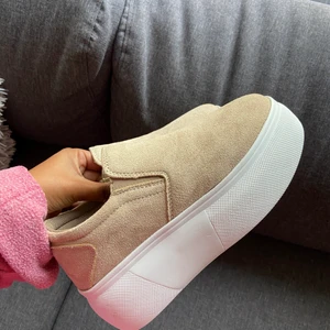 Nelly damskor  - Helt nya och oanvända slip in skor från Nelly! I storlek 36 men är stora i stoleken så de är som 36,5. Nypris 299!😊