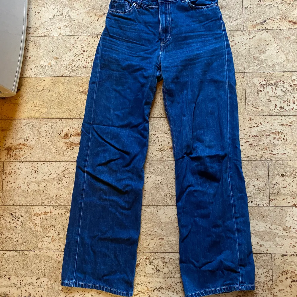 Ett par mörkblå yoko jeans från monki storlek 26 🐝 frakt 66kr . Jeans & Byxor.