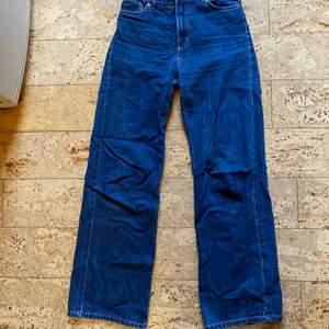 Ett par mörkblå yoko jeans från monki storlek 26 🐝 frakt 66kr 