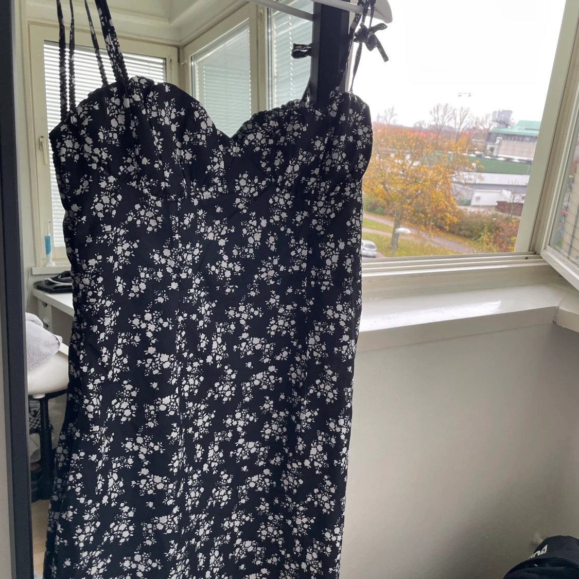 Svart blommig klänning - 90