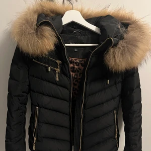 Hollies jacka  - Användt jackan några månader men köpt en ny. Inga skador! Äkta päls såklart. Priset kan diskuteras 