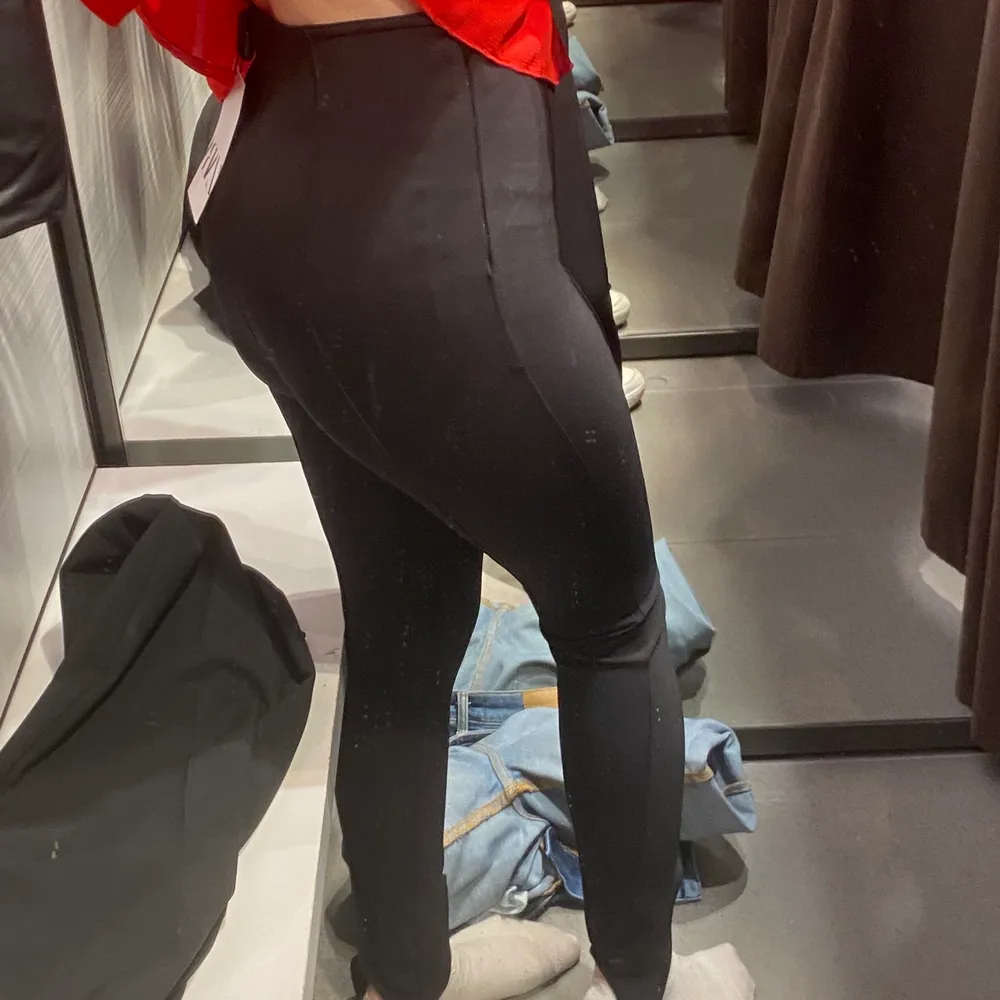 Svarta zara leggings köpta för 600kr , helt nya och oanvända. Säljs pga ingen användning.. Jeans & Byxor.