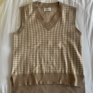 Trendig väst från neo noir! - Trendig och snygg väst från neo noir i storlek m! Säljer då den inte längre kommer till användning!❤️‍🔥