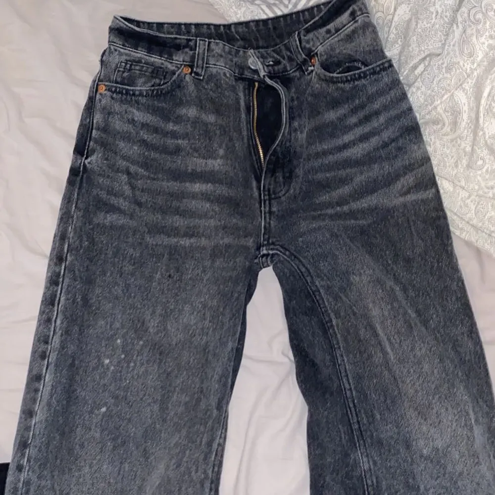 Några av mina favorit jeans från monki! Dom har dock blivit för tjata nu så därför säljer jag dom!❤️. Jeans & Byxor.