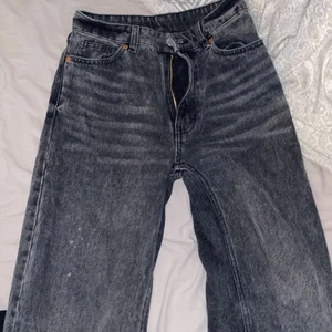 Snygga gråa jeans! - Några av mina favorit jeans från monki! Dom har dock blivit för tjata nu så därför säljer jag dom!❤️