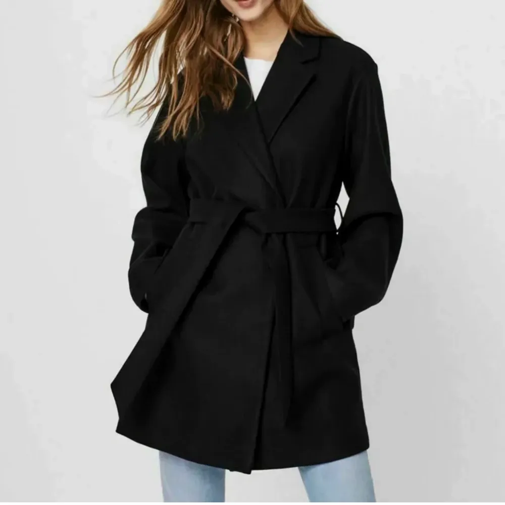 Säljer denna fina kappa köpt här på Plick, den är i storlek 34, säljer den pga jag fick en liknade jacka i present. Jackor.