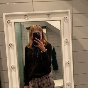 Trendiga gina tröjor  - Säljer denna svarta mjuka hoodie från gina🤍 säljer även den grå i storlek xs om någon är intresserad💕